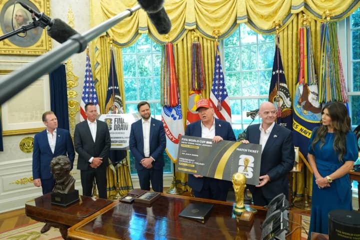 ssha-sproshchuiut-vizy-dlia-fanativ-chs-2026-ta-investoriv-tramp-nakazav-buty-hostynnymy-na-tli-voien-z-mihrantamy