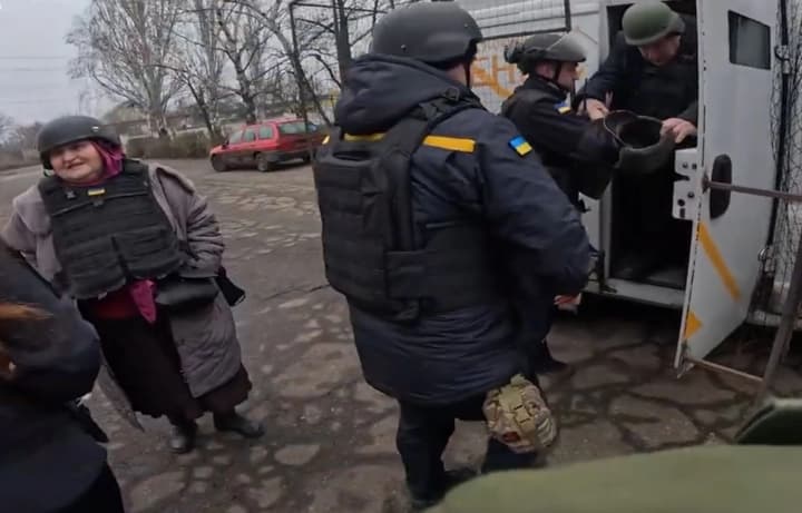 berezhit-sebe-riatuvalnyky-evakuiuvaly-shche-dvokh-meshkantsiv-z-druzhkivky-na-donechchyni