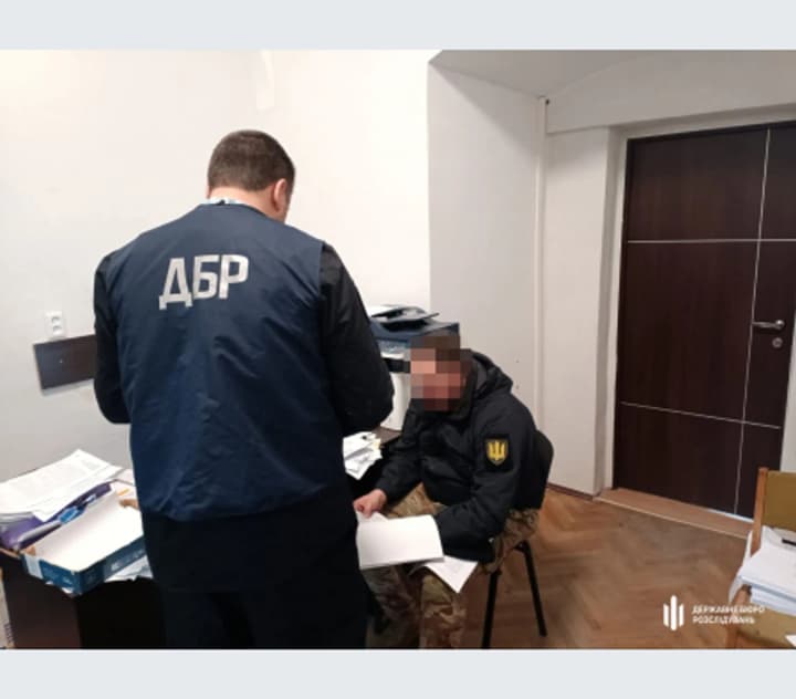 zamist-perevirky-dokumentiv-zastosuvav-sylu-na-lvivshchyni-viiskovosluzhbovets-ttsk-otrymav-pidozru