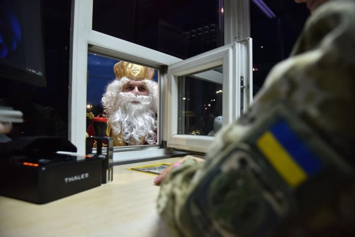 sviatyi-mykolai-uzhe-prybuv-v-ukrainu-prykordonnyky