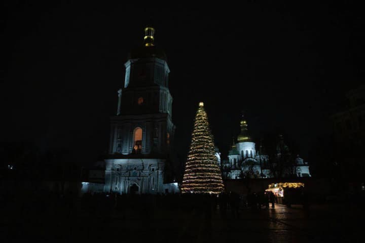 u-kyievi-zasiaiala-holovna-yalynka-krainy-chym-yii-prykrasyly