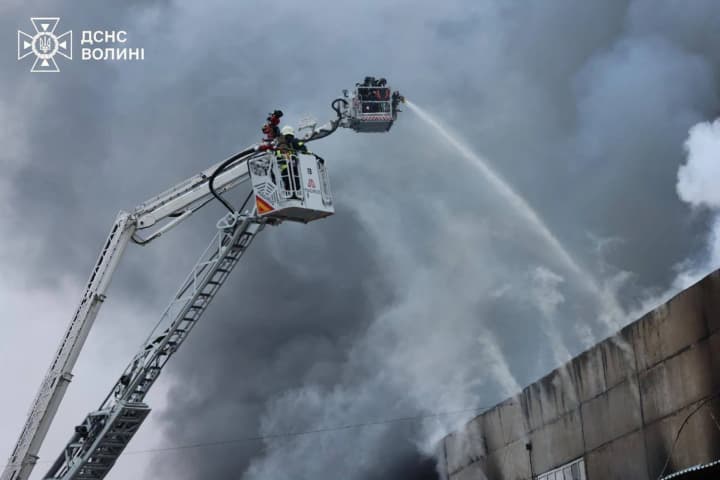 robotic-systems-and-aviation-are-at-work-as-a-result-of-the-russian-attack-large-fires-engulfed-warehouses-in-lutsk-dnipro-and-bila-tserkva