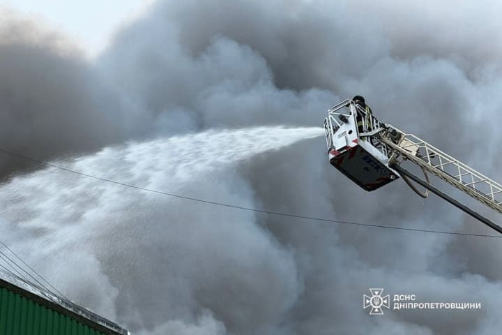 a-pillar-of-smoke-rose-to-the-sky-russia-destroyed-a-warehouse-of-gauze-bandages-and-tires-in-dnipro