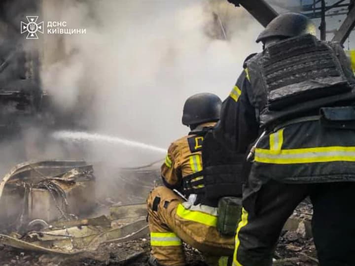 v-kievskoi-oblasti-chrezvichainiki-likvidirovali-posledstviya-vrazheskikh-obstrelov-v-trekh-raionakh