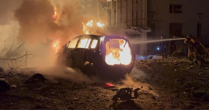 ataka-na-sumskuyu-oblast-chislo-ranenikh-v-rezultate-vrazheskogo-udara-po-9-etazhnomu-domu-v-akhtirke-vozroslo-do-semi