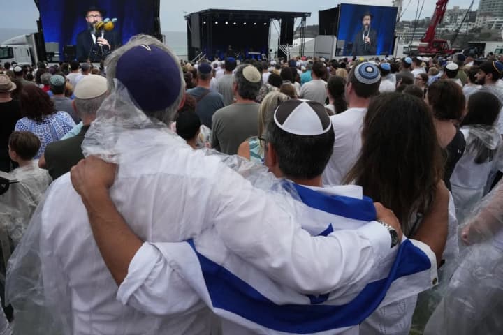 thousands-gather-on-sydney-beach-to-honor-victims-of-jewish-festival-attack