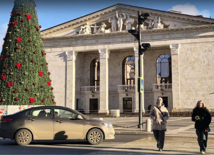 okupanty-peretvoryly-teatr-u-mariupoli-na-obiekt-propahandy-tspd