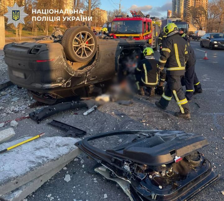 motoroshna-dtp-u-kyievi-vodii-porsche-vletiv-u-betonnu-ohorozhu-i-zahynuv