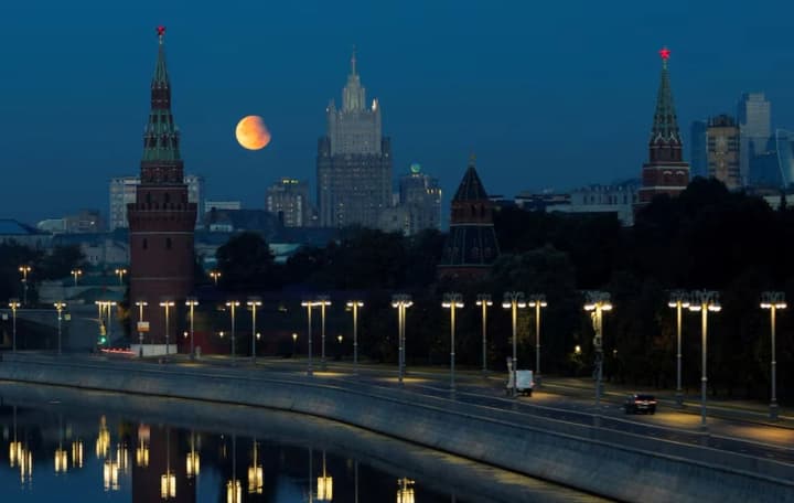 yaderni-ambitsii-u-kosmosi-rosiia-planuie-zvesty-atomnu-elektrostantsiiu-na-misiatsi-za-desiat-rokiv