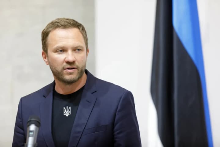 estoniya-obeshchaet-rasstrelivat-zelenikh-chelovechkov-v-sluchae-narusheniya-granitsi