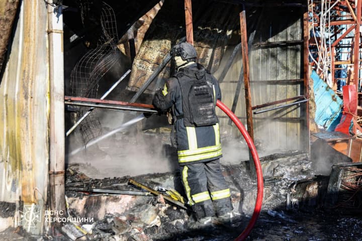 rossiyane-obstrelyali-rinok-v-tsentre-khersona-na-rozhdestvo-pogib-rabotnik