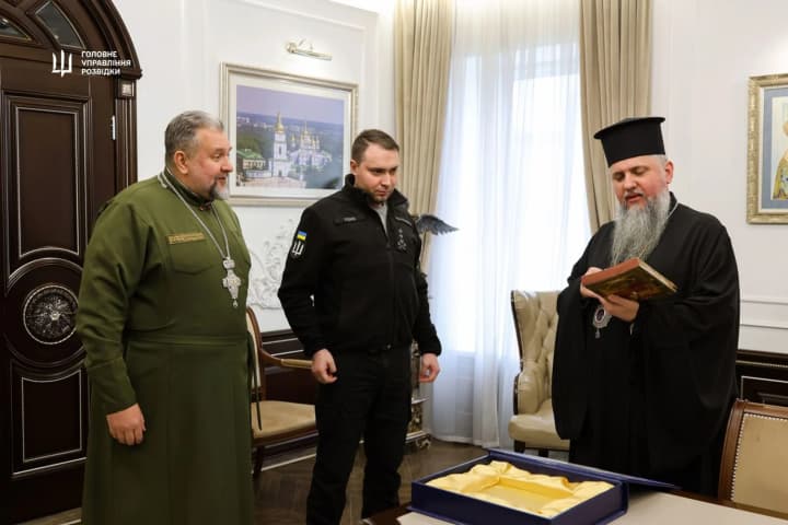 relic-for-the-ocu-hur-handed-over-a-unique-icon-of-archangel-michael-to-metropolitan-epiphanius