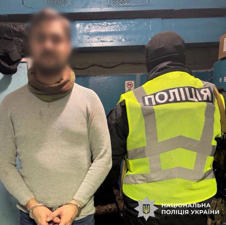 kievlyanin-ranil-nozhom-dvukh-passazhirov-stolichnogo-metro-na-kontraktovoi-ploshchadi