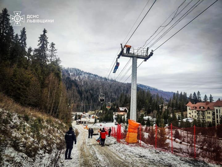 80-people-stuck-on-a-ski-lift-on-a-mountain-in-lviv-region-42-already-rescued-work-continues