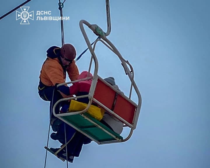 na-hori-zakhar-berkut-zavershyly-poriatunok-zastriahlykh-turystiv-78-liudei-znialy-z-pidiomnyka