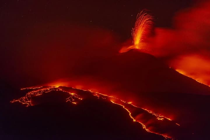 na-sytsylii-aktyvizuvavsia-vulkan-etna-zafiksovano-vykydy-popelu-ta-vybukhy-u-kraterakh