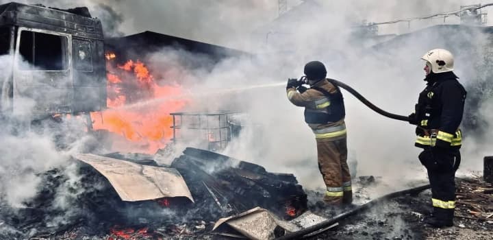 u-kyievi-poshkodzhen-zaznaly-bilshe-10-zhytlovykh-bahatopoverkhivok-pryvatni-budynky-tsyvilna-infrastruktura-mvs