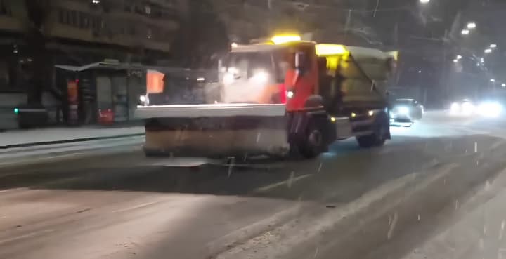 sytuatsiia-v-kyievi-pislia-obstriliv-27-hrudnia-u-misti-rozghornuly-peresuvni-kotelni-komunalnyky-vyishly-prybyraty-snih