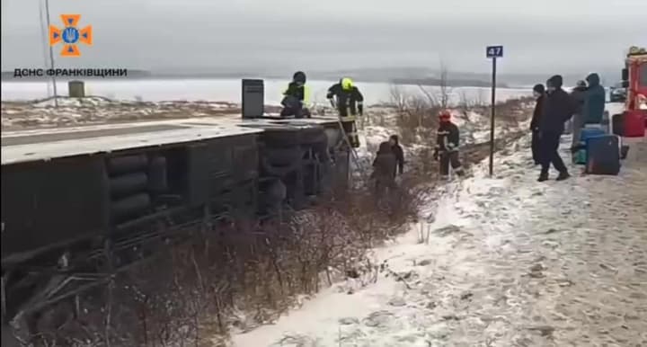 avtobus-z-30-pasazhyramy-perekynuvsia-na-bik-na-prykarpatti-ye-zahyblyi-ta-5-postrazhdalykh-sered-nykh-dytyna