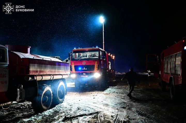 na-bukovyni-stalasia-masshtabna-pozhezha-na-ptakhofermi-zghorily-piat-tysiach-kurei