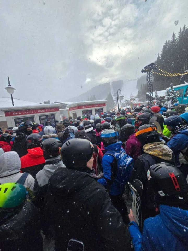 v-bukovele-otkrili-lizhnii-sezon-iz-za-napliva-turistov-obrazovalis-ocheredi-i-probki