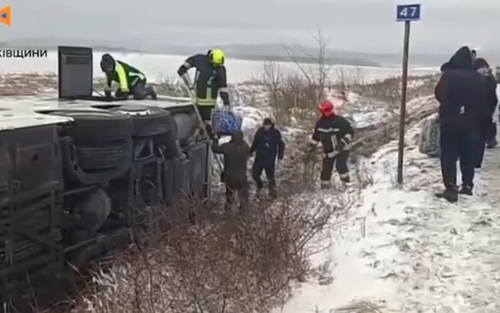 na-ivano-frankivshchyni-perekynuvsia-reisovyi-avtobus-odna-liudyna-zahynula-shche-13-postrazhdaly