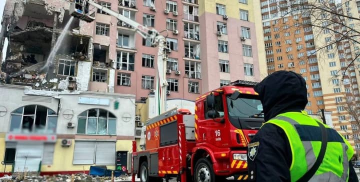 usunennia-naslidkiv-masovanoi-ataky-na-stolytsiu-komunalnyky-vidnovyly-teplopostachannia-maizhe-400-tysiach-osel