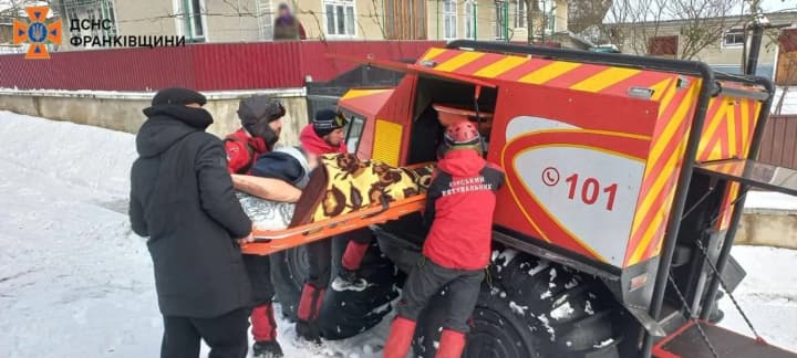 sim-naselenykh-punktiv-na-prykarpatti-zalyshaiutsia-vidrizanymy-cherez-nehodu-khvorykh-transportuiut-snihokhodom