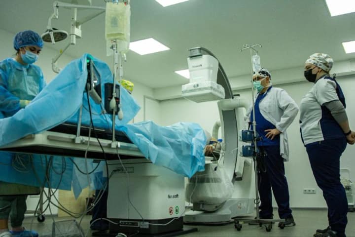 v-bolnitsakh-luganshchini-meditsinskuyu-pomoshch-okazivayut-studenti-bez-podgotovki-tsns