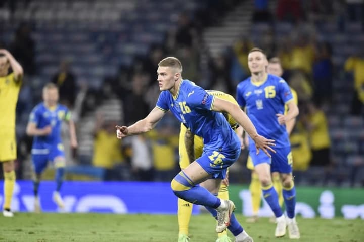 dovbyk-mozhe-zalyshyty-romu-pislia-sichnia-forvardom-tsikavliatsia-everton-ta-italiiski-kluby-zmi