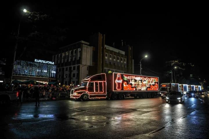 novorichnyi-karavan-coca-cola-ne-zmih-zavershyty-marshrut-cherez-nehodu-v-hruzii