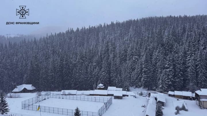 u-zasnizhenykh-karpatakh-vdaryv-17-hradusnyi-moroz-riatuvalnyky-poperedyly-pro-nebezpeku