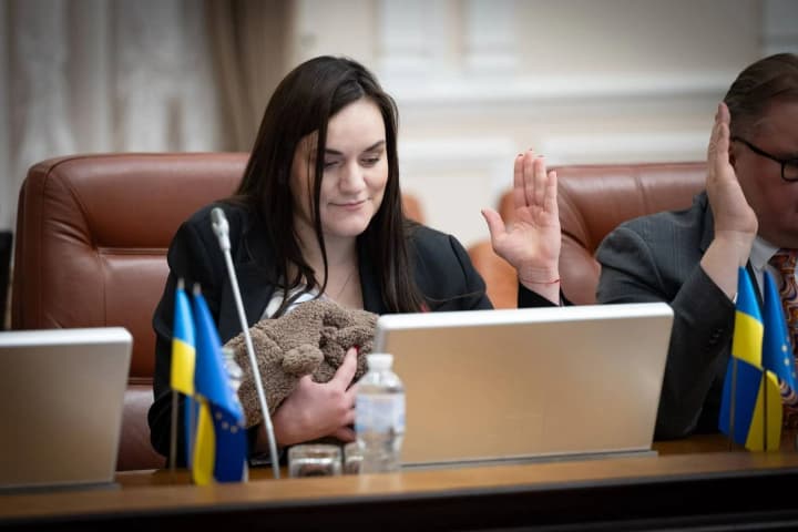 culture-minister-berezhna-came-to-the-government-meeting-with-her-newborn-daughter