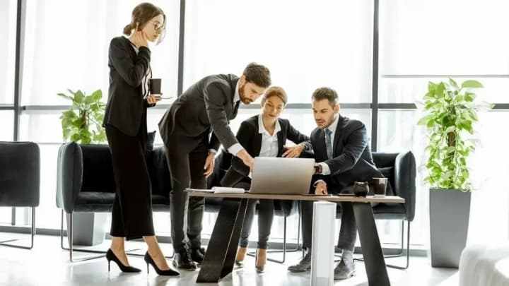 shtuchnyi-intelekt-zahrozhuie-zvilnenniam-ponad-200-tysiacham-bankiriv-u-yevropi-do-2030-roku-ft