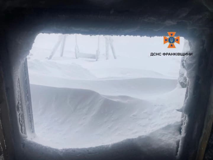 v-karpatakh-namelo-bolee-metra-snega-i-derzhitsya-18-gradusnii-moroz-spasateli-predupredili-turistov