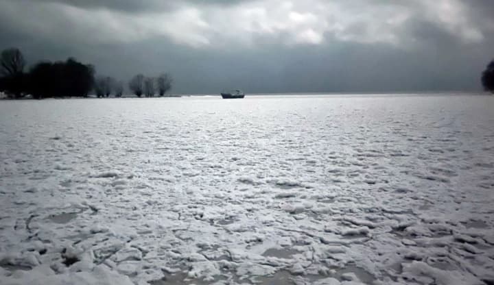 in-poltava-region-three-people-were-rescued-from-a-trap-one-man-fell-through-the-ice-on-the-dnipro-river