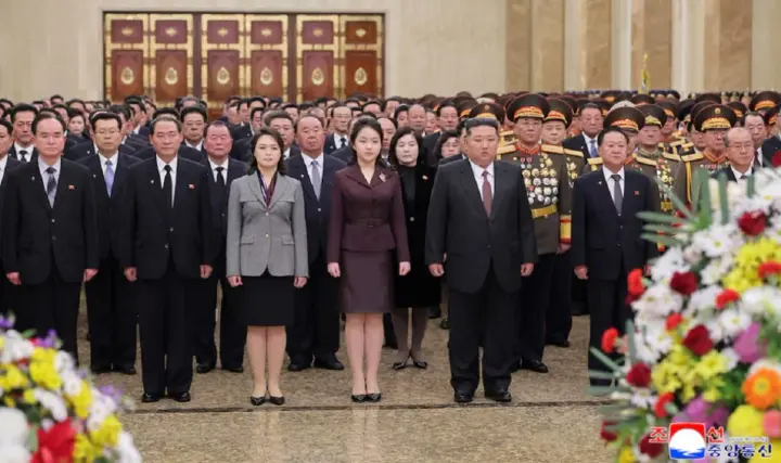 hotuiut-nastupnytsiu-donka-kim-chen-yna-vpershe-vidvidala-derzhavnyi-mavzolei