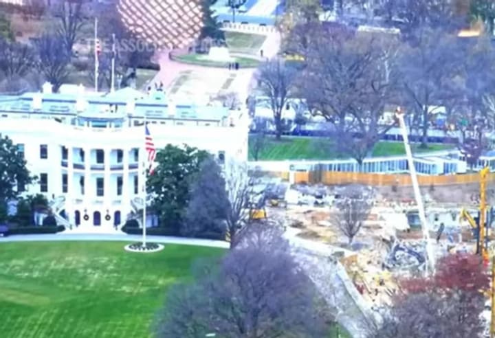 bilyi-dim-prahne-pryskoryty-skhvalennia-budivnytstva-balnoi-zaly-trampa-do-bereznia-zmi