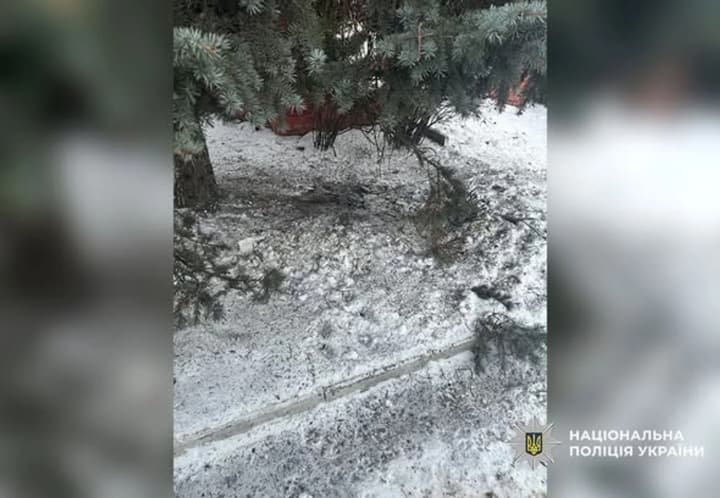 v-poltave-muzhchina-brosil-granatu-na-ulitse-yego-zaderzhali-ot-vzriva-povrezhden-avtomobil