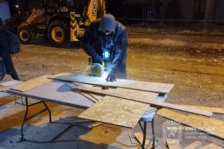 posledstviya-vrazheskogo-udara-po-kharkovu-2-yanvarya-80-volonterov-pomogayut-likvidirovat-razrusheniya