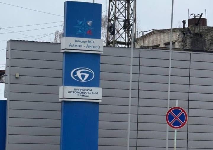 vipuskaet-shassi-dlya-zrk-s-400-partizani-atesh-razvedali-bryanskii-avtomobilnii-zavod