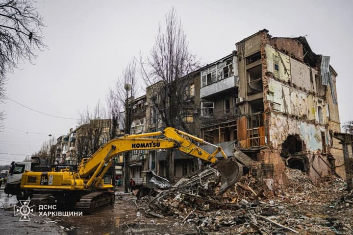 chislo-zhertv-obstrela-kharkova-2-yanvarya-vozroslo-do-trekh-chelovek-pod-zavalami-obnaruzhili-fragmenti-tela-ova