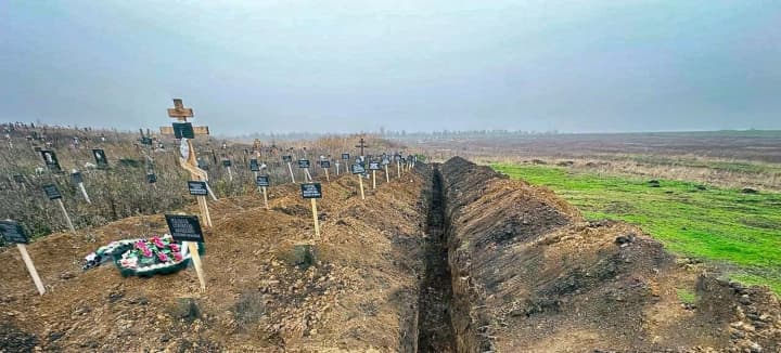 v-mariupole-poyavilis-novie-transhei-dlya-zakhoronenii-smertnost-sredi-gorozhan-rastet