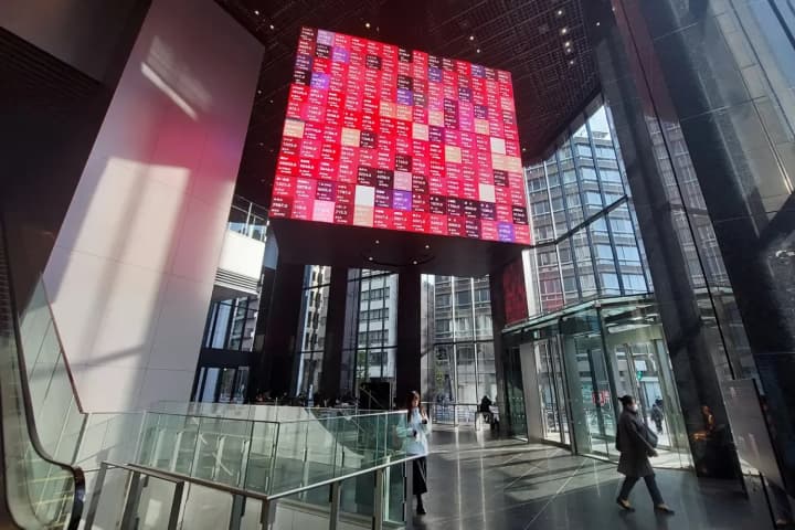 global-markets-reach-new-highs-amid-tech-boom-and-venezuela-developments-bloomberg