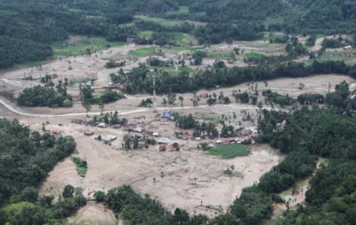 vnezapnoe-razrushitelnoe-navodnenie-na-severe-indonezii-14-pogibshikh-i-sotni-evakuirovannikh