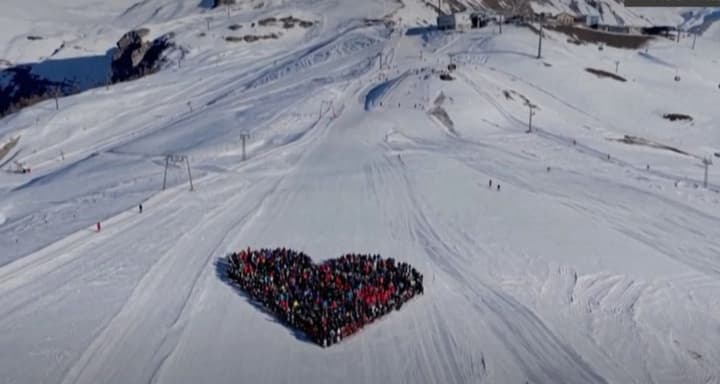 v-shveitsarii-lizhniki-pochtili-pamyat-zhertv-tragedii-v-kran-montane