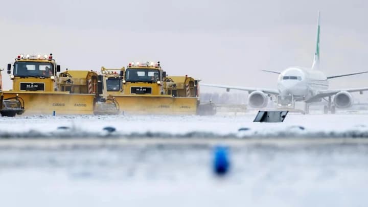 yevropu-paralizovali-snegopadi-otmeneni-sotni-reisov-i-poezdov-tisyachi-kilometrov-probok-yest-zhertvi