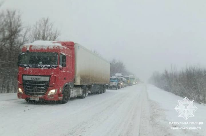 dvizhenie-gruzovikov-na-trasse-kiev-chop-ogranichili-v-rovenskoi-oblasti-iz-za-nepogodi