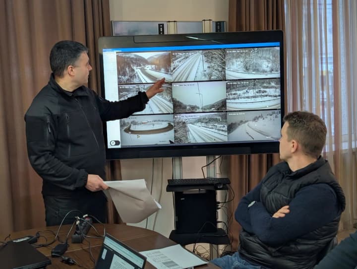 nehoda-v-ukraini-zaborona-na-rukh-vantazhivok-rozshyrylasia-na-zakhodi-za-nich-vypalo-do-15-sm-snihu-i-nehoda-rukhaietsia-dali