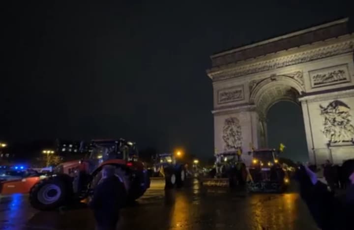 farmers-blocked-paris-with-tractors-near-the-arc-de-triomphe-protesting-against-the-eu-mercosur-trade-agreement